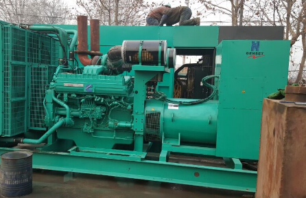 大丰发电机组如何判断水冷式机油散热器内部是否需要清洗？